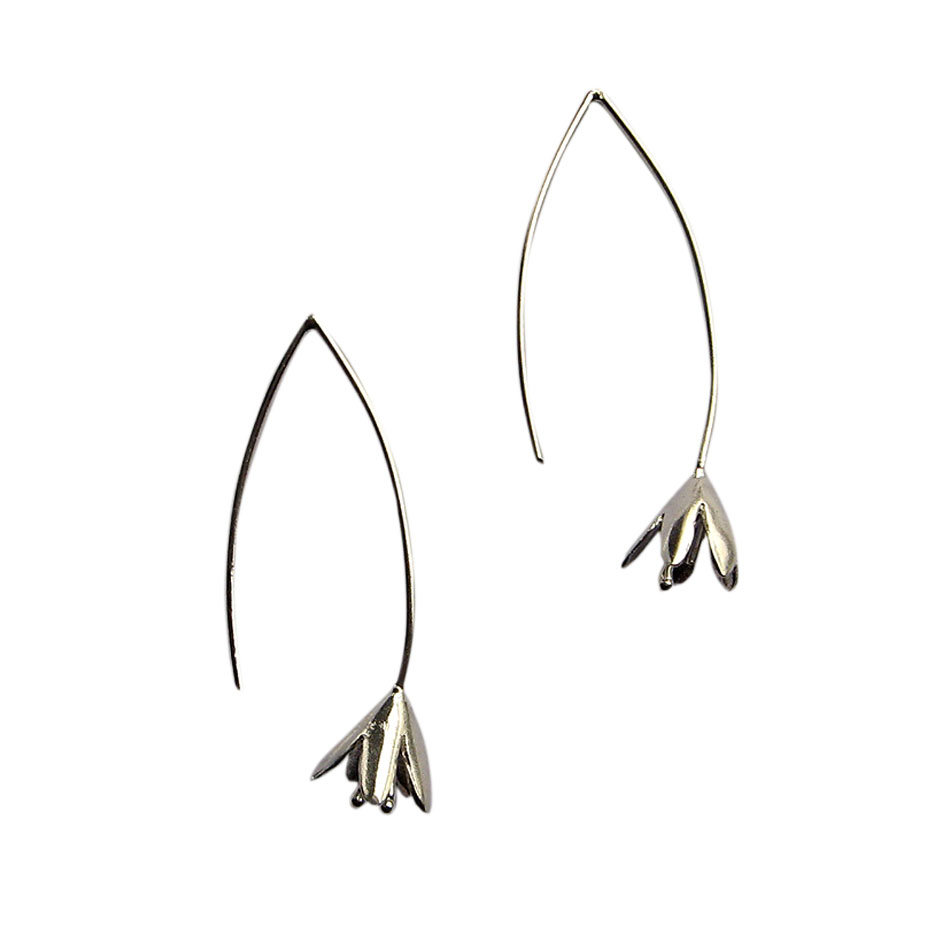 E 094 Blütenohrhänger aus Silber.