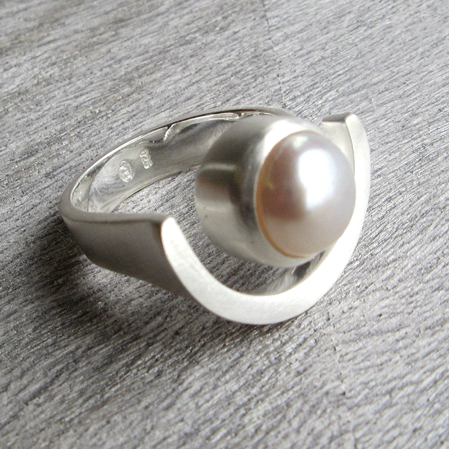 Offener Silberring mit Perle.