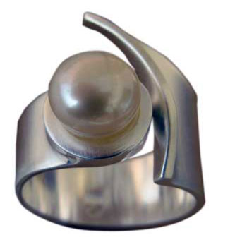 offener Ring mit Perle  oben ca. 14 mm breit  siehe auch Hänger P 424