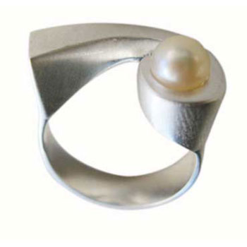 Ring mit Perle,  siehe auch Ohrschmuck E 568  Hänger P 484