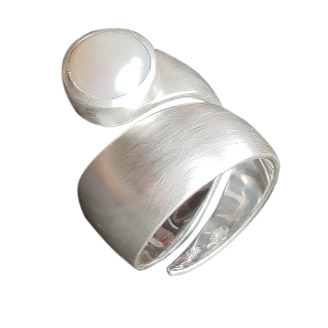 offener Ring mit Perle. feinmatt