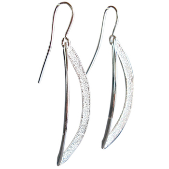 Silberohrhänger mit spezieller Obefläche