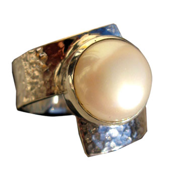 verstellbarer Silberring mit Perle, gehämmert