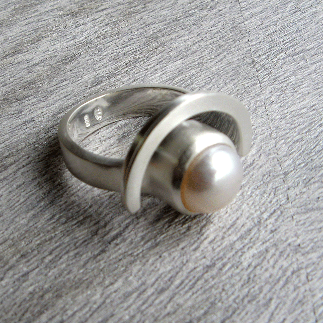 Offener Silberring mit Perle.