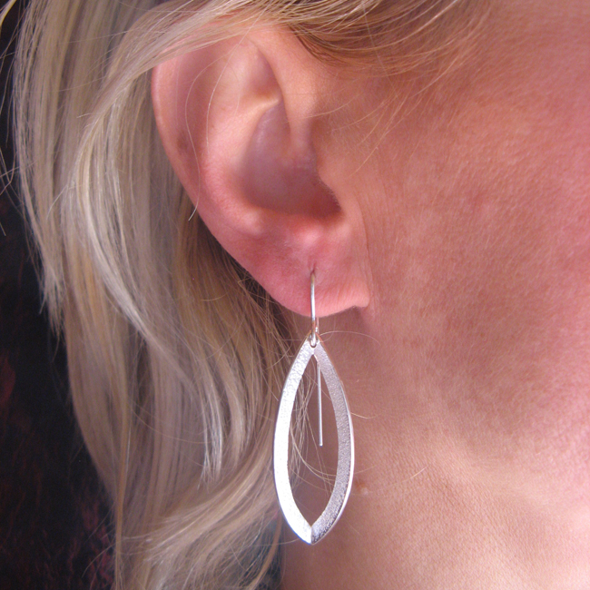 Silberohrhänger mit spezieller Obefläche