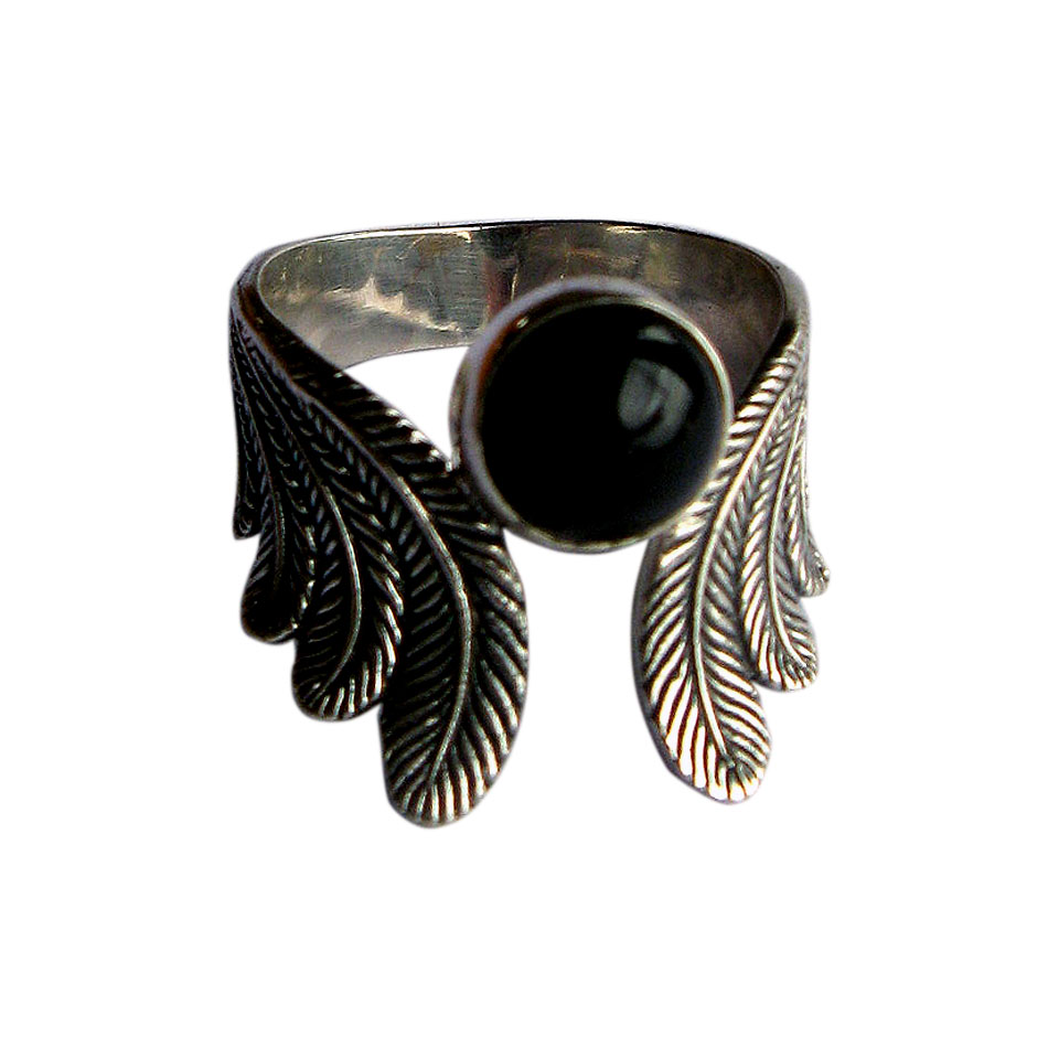 R 725  Flügelring mit Onyx. 