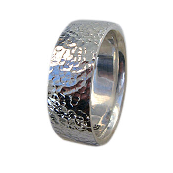 Massiver Silberring, gehämmert