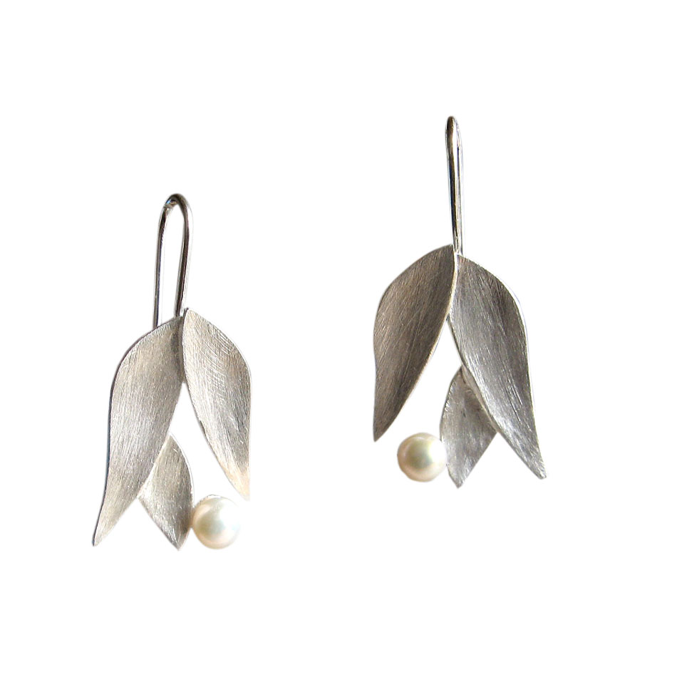 Blütenohrhänger mit Perle