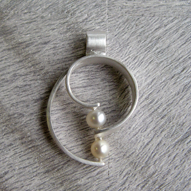 Silberanhänger mit 2 Perlen