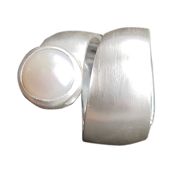 offener Ring mit Perle. feinmatt