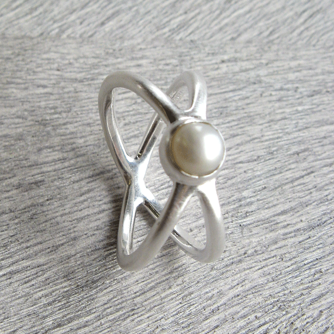 Silberring mit Perle.