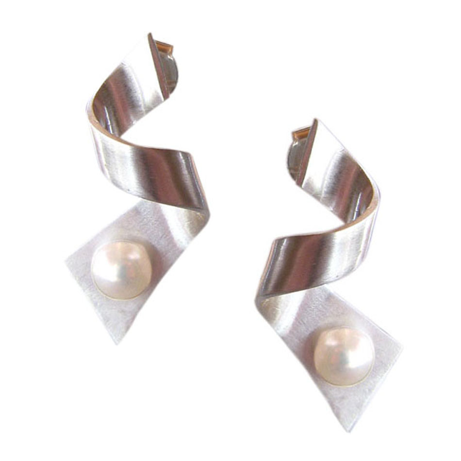 geschwungener Ohrstecker mit Perle