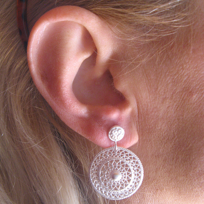 ziselierte Silberohrstecker, beweglich