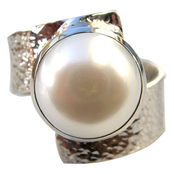 verstellbarer Silberring mit Perle, gehämmert