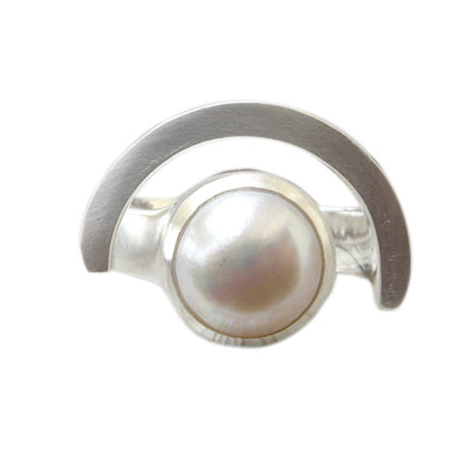 Offener Silberring mit Perle.