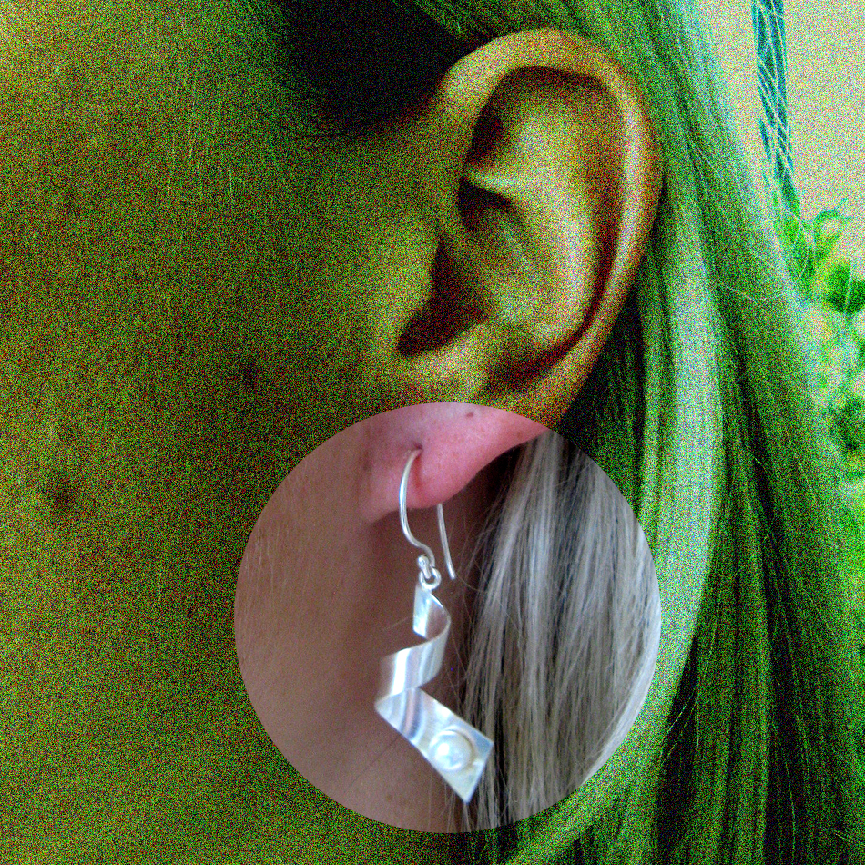 Gedrehter Ohrhänger mit Perle. 925er Silber