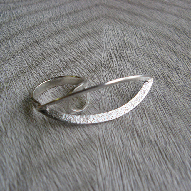 Silberring, offen . über zwei Finger