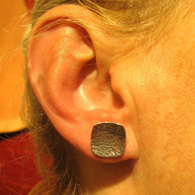 quadratische Ohrstecker, Silber, gehämmert