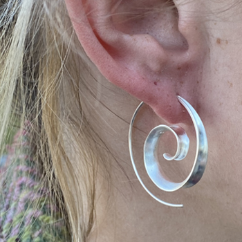 Wave  eine neue Drehung am Ohr