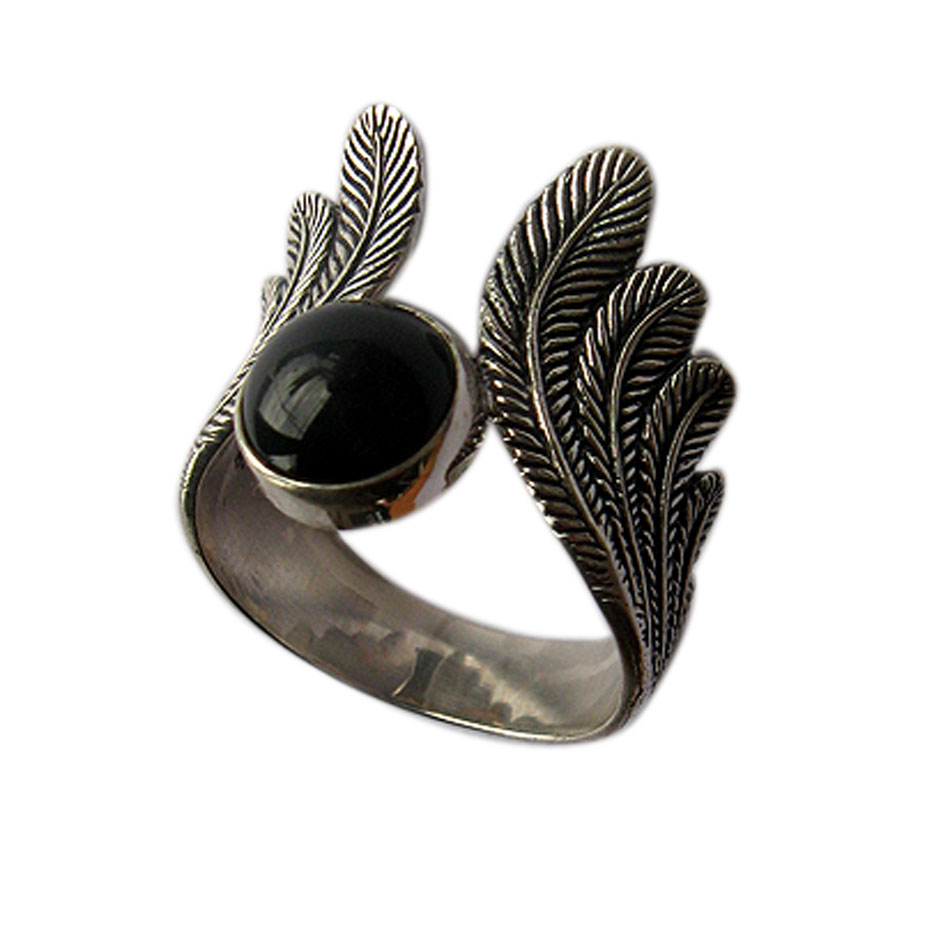 R 725  Flügelring mit Onyx. 