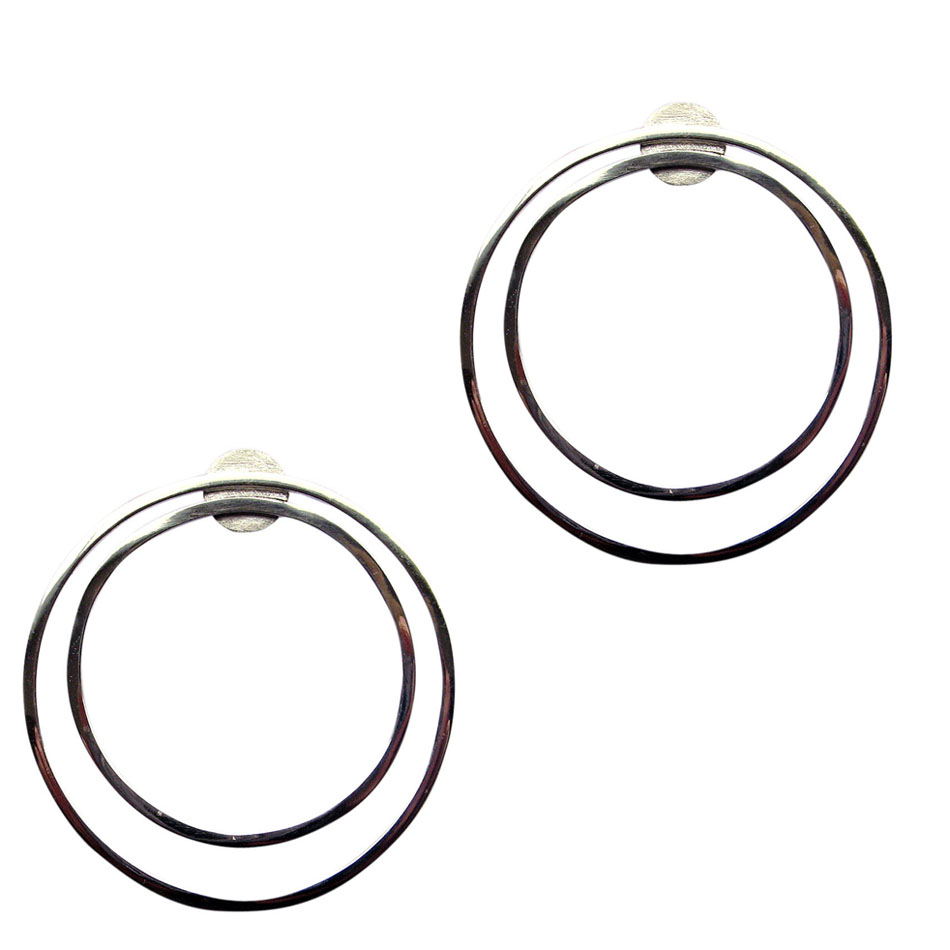 Ohrschmuck im Future-Retro chique