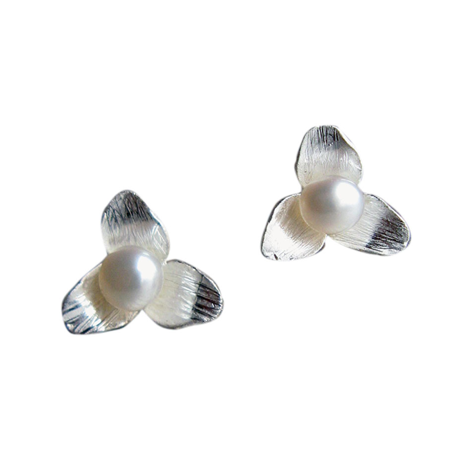 E 154  Blütenohrstecker mit Perle