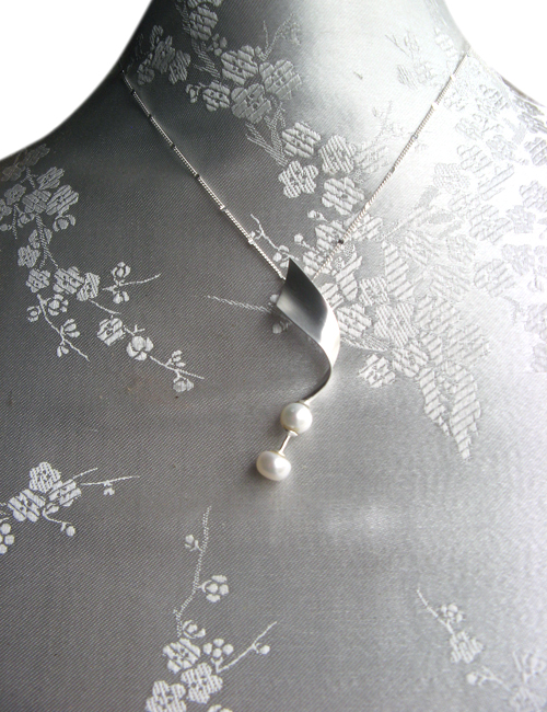 Silberanhänger mit zwei Zuchtperlen